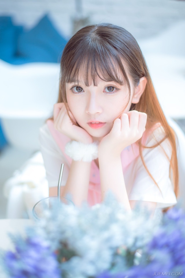 “噗~”冰冷的剑锋狠狠一拉，割断了咽喉，尸体伴随着飞溅的鲜血缓缓倒下，青石地面很快被鲜血染红了一片。