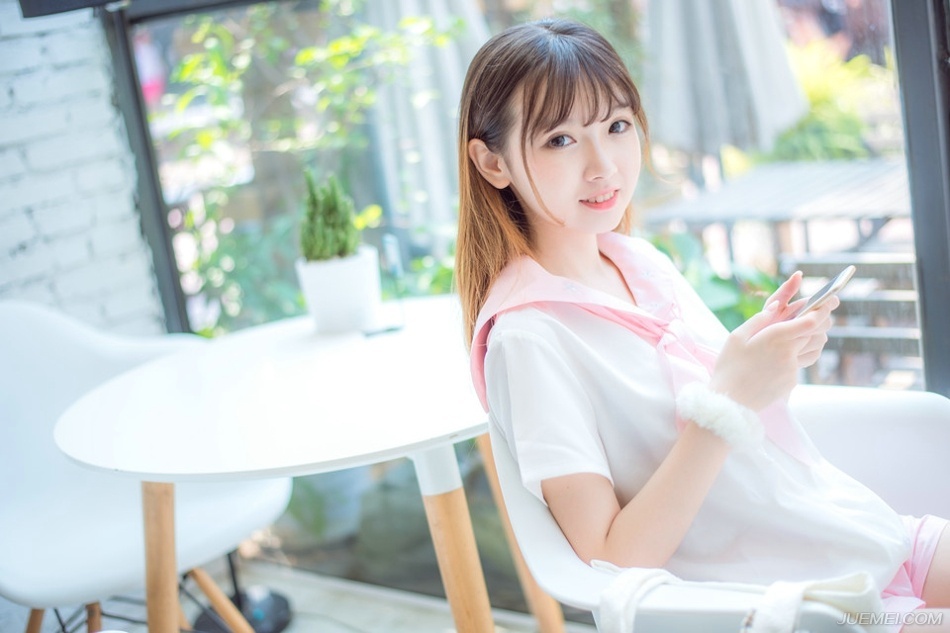 “喏。”关羽点了点头，之时在心里却默默地叹息一声，如此一来，汉室仅存的那点威严却是彻底没了，等于是刘备也同样将献帝视作了傀儡，不过内心里，关羽也没什么抵触，天下已经这样了，绝不是献帝一个小娃娃能够执掌的，待日后刘备扫平寰宇之时，自然可以重新树立大汉的威严。