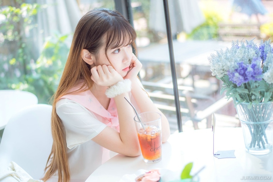 大乔面色立时变得惨白，连忙看向小乔怒斥道：“妹妹在胡说什么？军国大事，妇道人家不得掺和。”